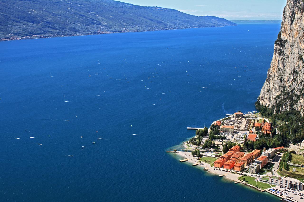 Campione Giulia Exclusive Lakefront Apartment By Gardadomusmea Campione del Garda Eksteriør bilde